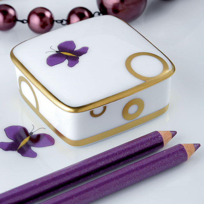 THG CAPUCINE MAUVE DECOR OR Коробка для таблеток керамическая, квадратная 55х55 мм, настольная, декор золото/лиловый, цвет: белый